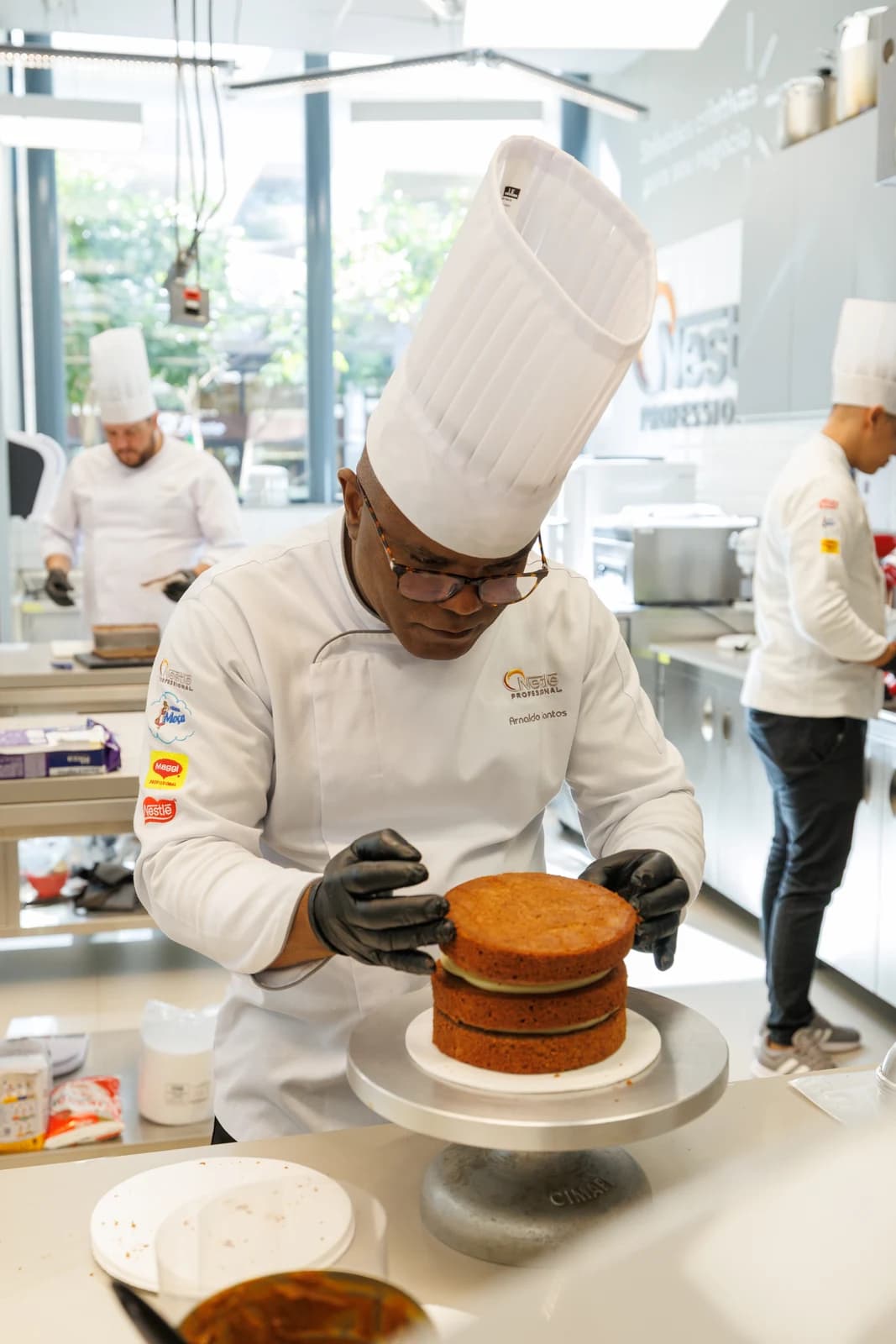 Instrutor e aluno em prática de confeitaria e gastronomia