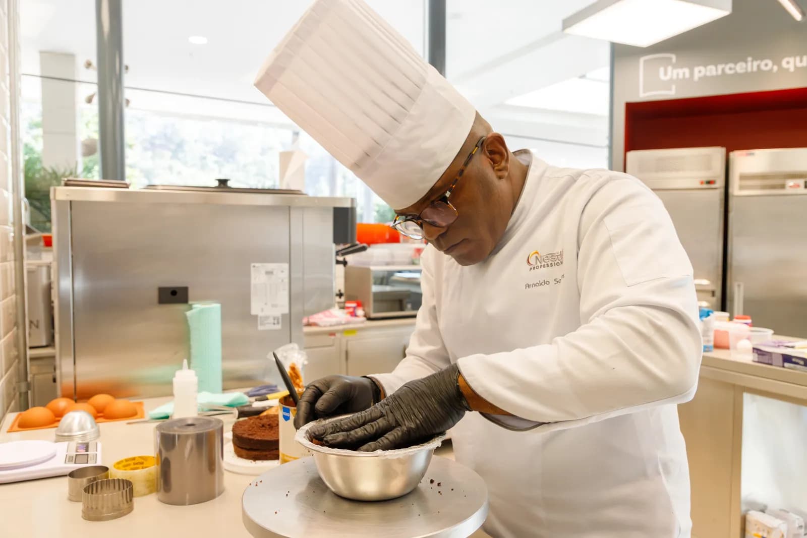 Chef finalizando um prato na cozinha da Academia
