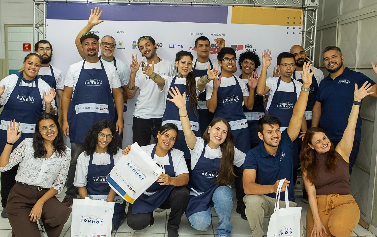 Alunos do projeto Oficina dos Sonhos desenvolvendo peças criativas em Taubaté