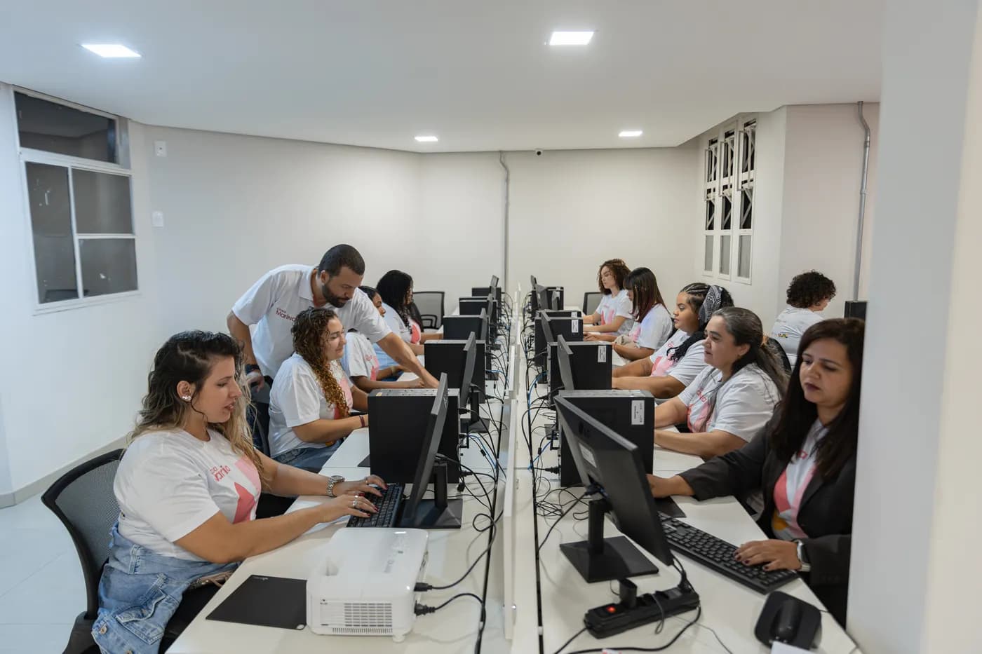 Alunas no laboratório de informática