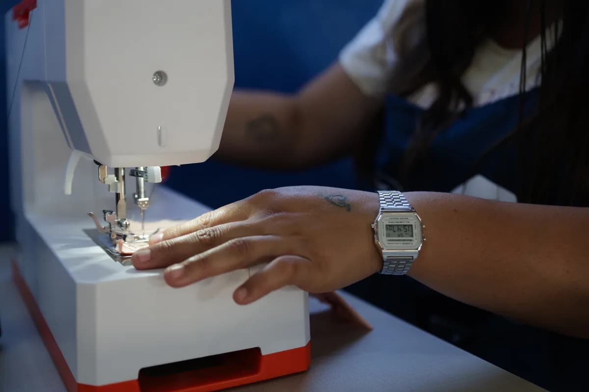 Detalhe de costura na máquina na unidade de Nova Lima