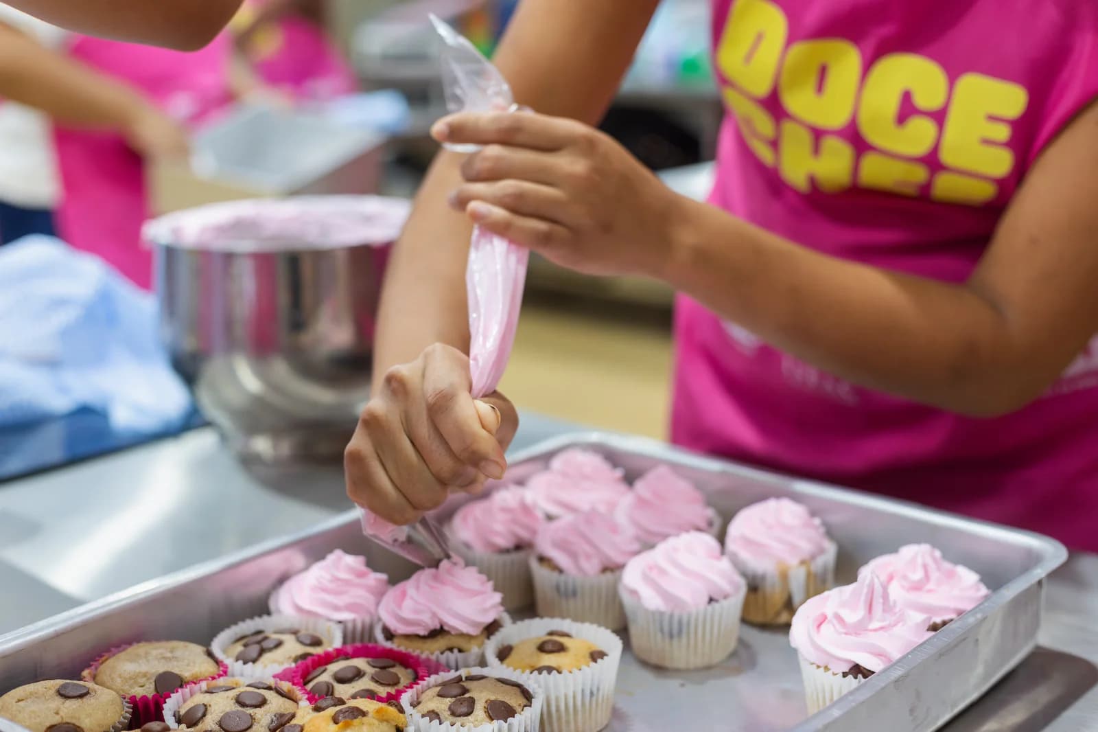 Estudantes do Doce Chef aprendendo confeitaria na bancada
