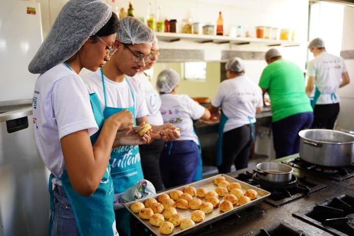 Alunos aprendendo na prática na cozinha dos Núcleos Farmabase