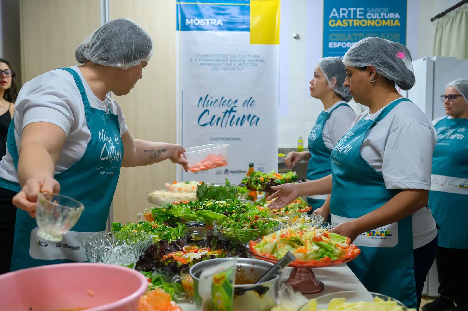 Alunas montando uma mesa de saladas na aula prática