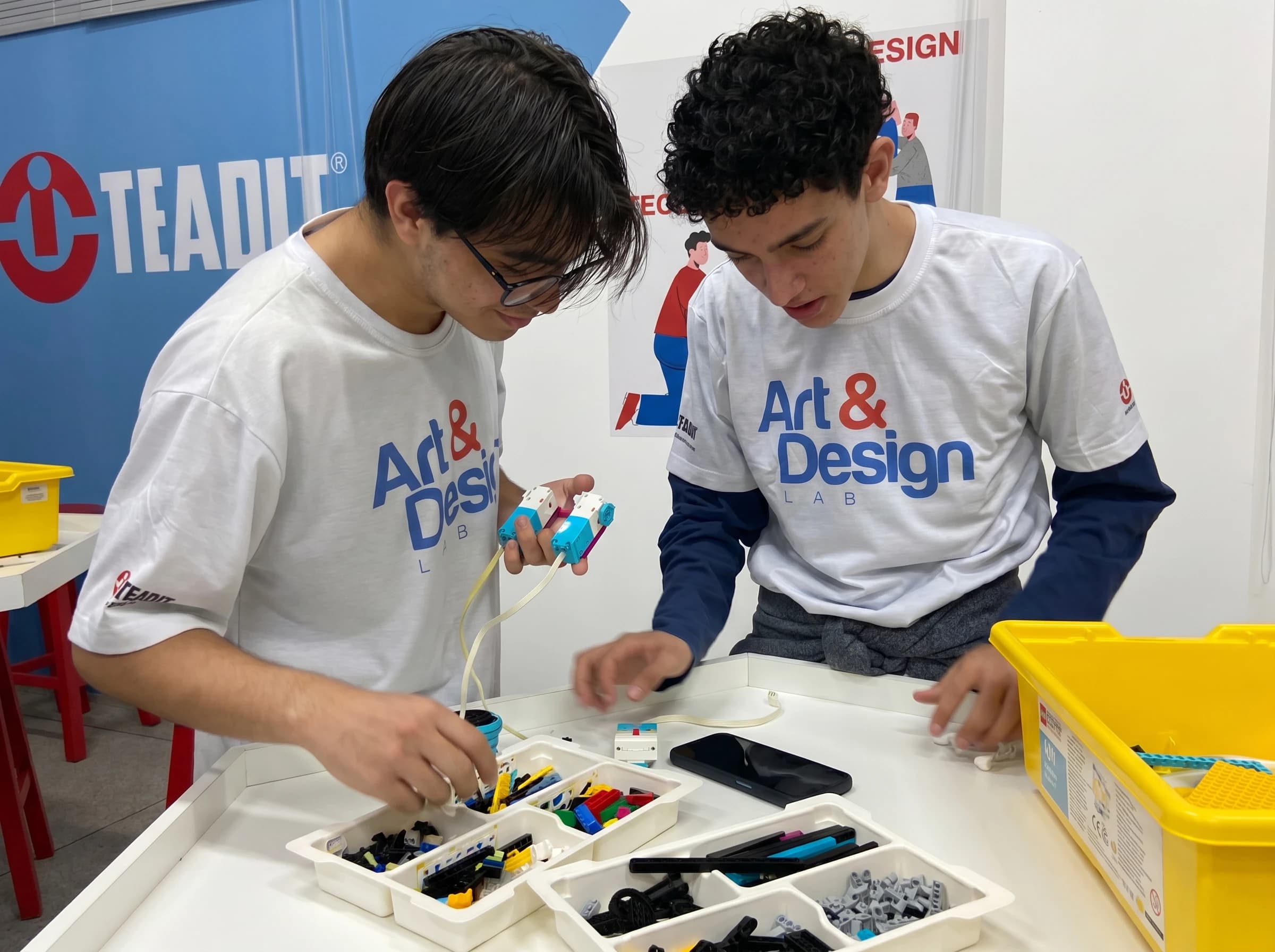 Alunos aprendendo na prática com tecnologia e robótica no Art & Design Lab